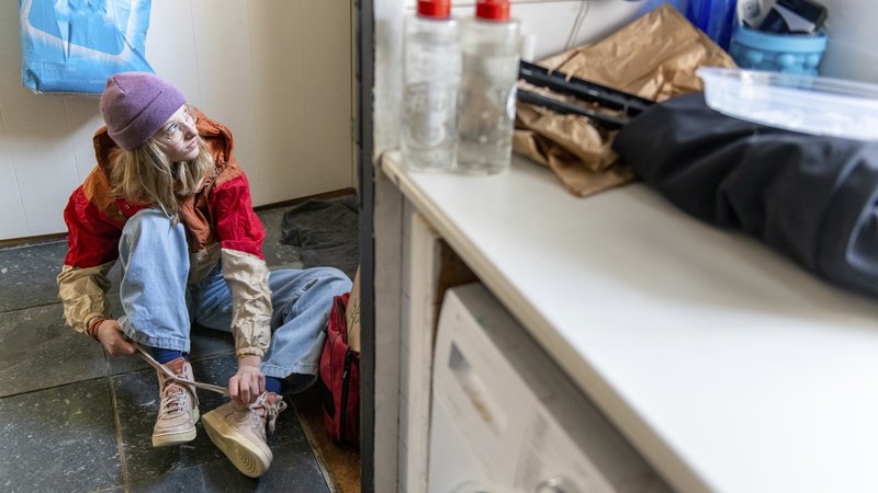 child watching theft